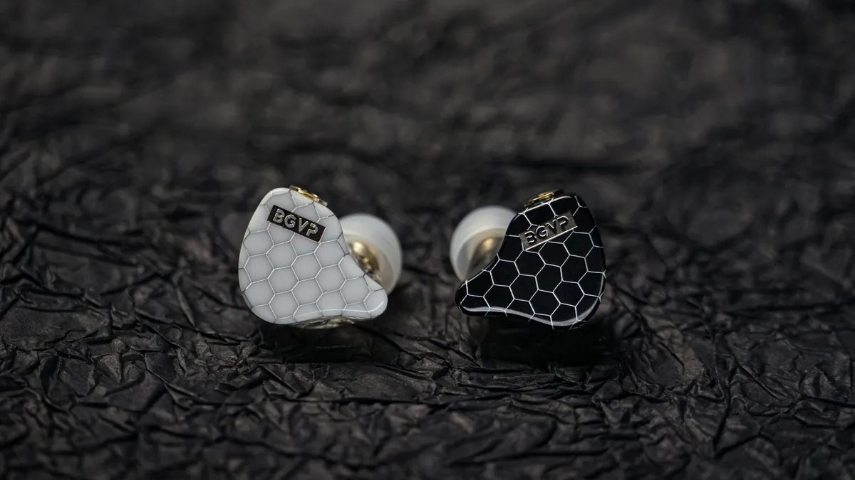 BGVP Scale Pro 1DD+1BA Hybrid In Ear Monitor Earphone 3.5mm Wired Bass Headset With Mic 6D Sound Effects Gaming Sport Earbuds 官网产品图